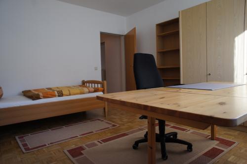 SCHLAF- UND ARBEITSZIMMER