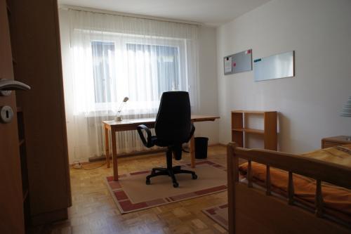 SCHLAF- UND ARBEITSZIMMER